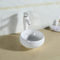 Oval acima do banheiro sanitário da bacia dos dissipadores cerâmicos feitos a mão contrários da bacia